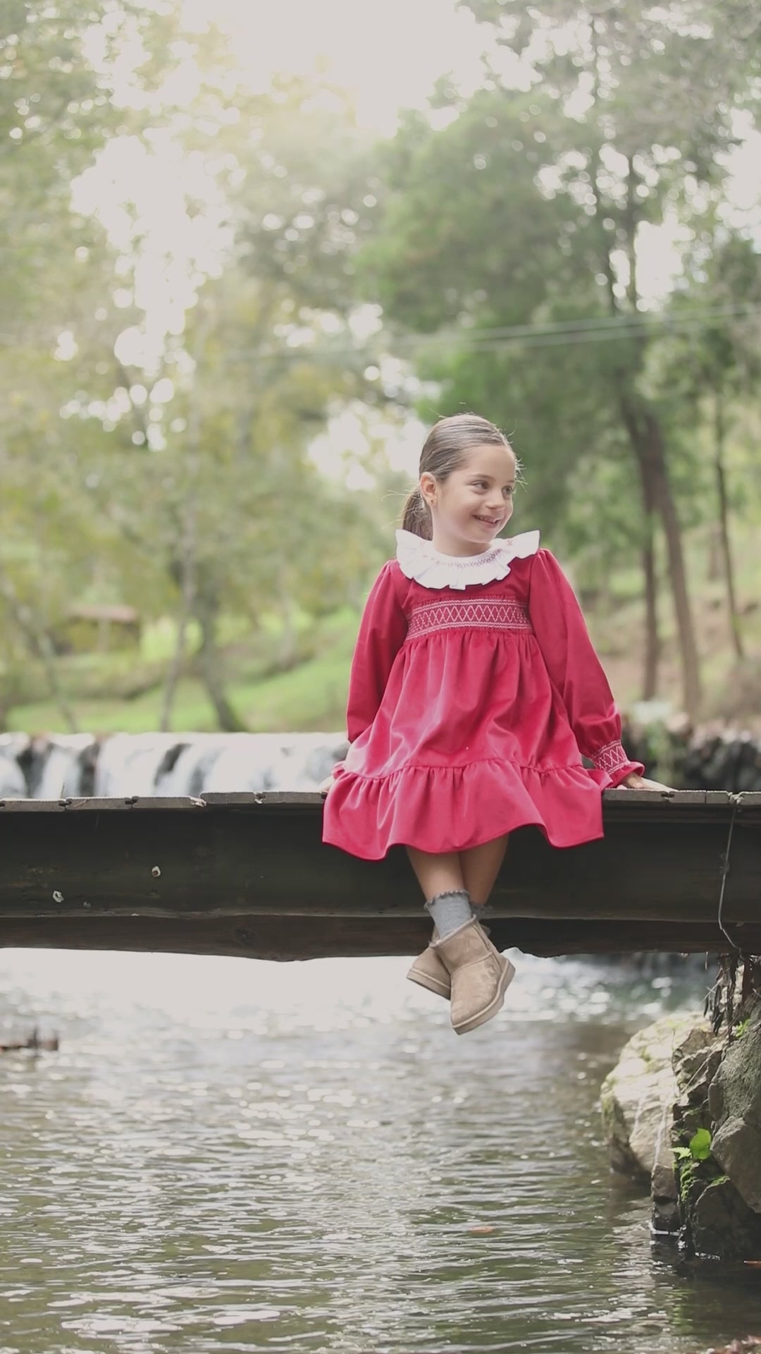 Vestido estampado flores com gola veludo vermelho da Deolinda
