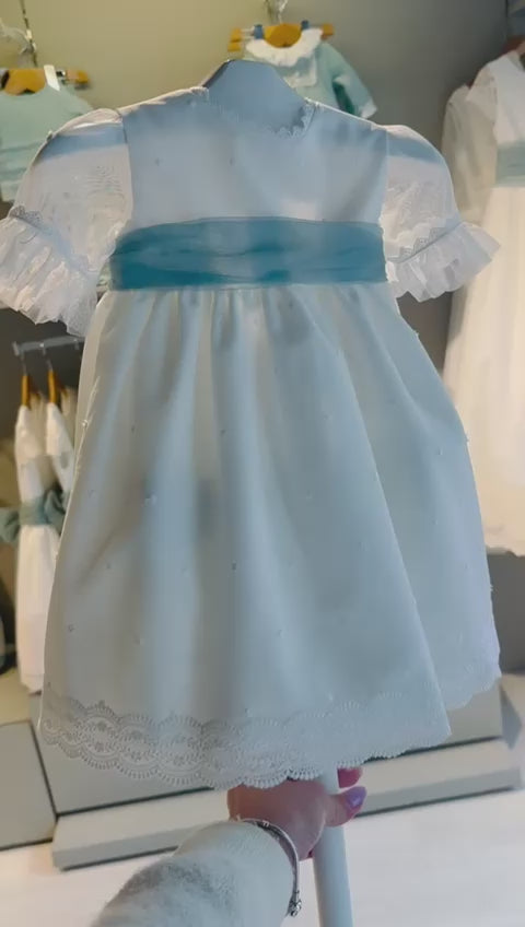 Vestido de cerimónia crú com fita azul da Niseret