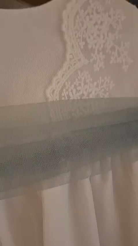Vestido de cerimónia crú com faixa verde da Niseret